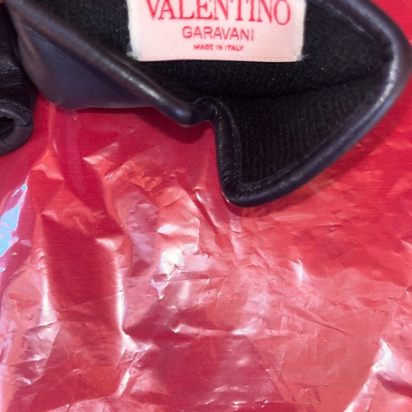 Valentino Garavani Black Leather Gloves with Gold Logo - Picture 4 of 4